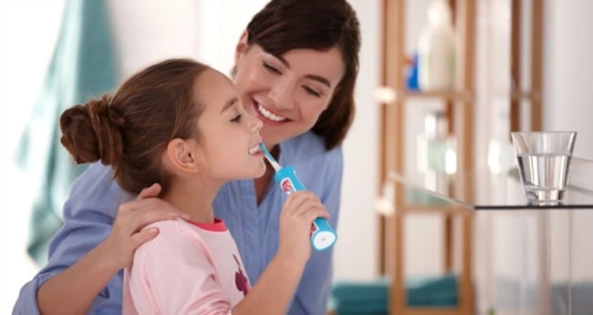 Trẻ sử dụng bàn chải điện Oral-B Pro D100 Frozen Kids